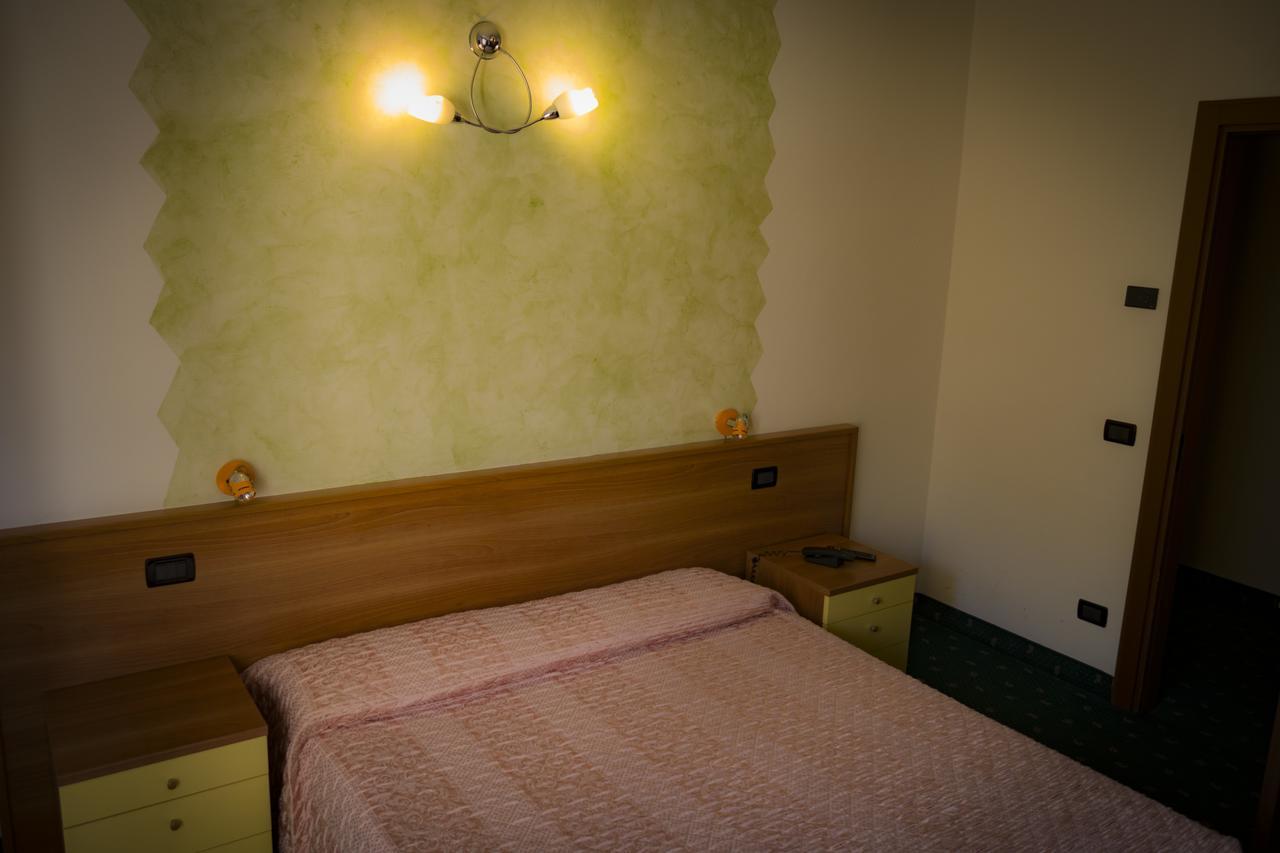 Albergo La Romanella Spinone Al Lago Exterior photo